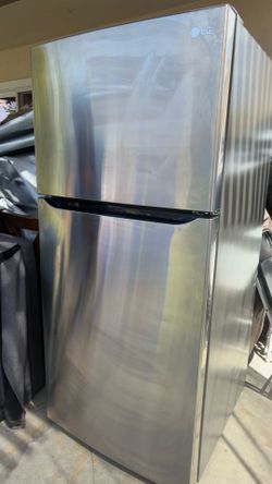 LG Refrigerator – Gently Used – Excellent Condition/Refrigerador LG – Poco Uso – Excelente Estado – Precio Fijo