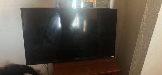 Vizio 40in Smart TV, mount attached