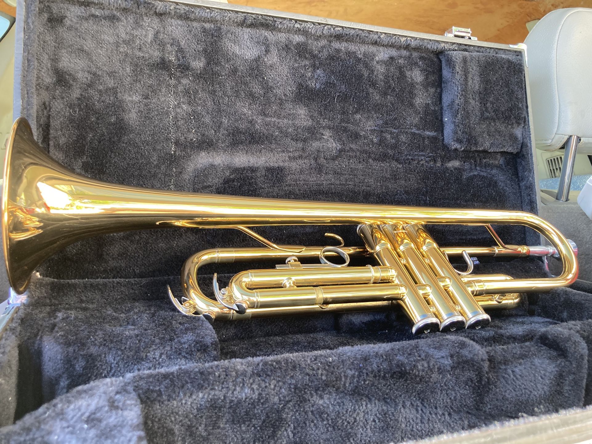 Used Yamaha YTR2330 Student Bb Trumpet Gold Lacquer