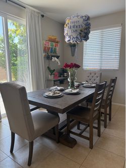 Selling 4 dinning chairs almost brand new$390
