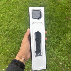 Nike Apple Watch SE 44mm Aluminum 