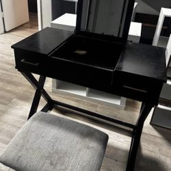 Vanity And Chair -cleaned After This Picture Was Taken LIKE NEW