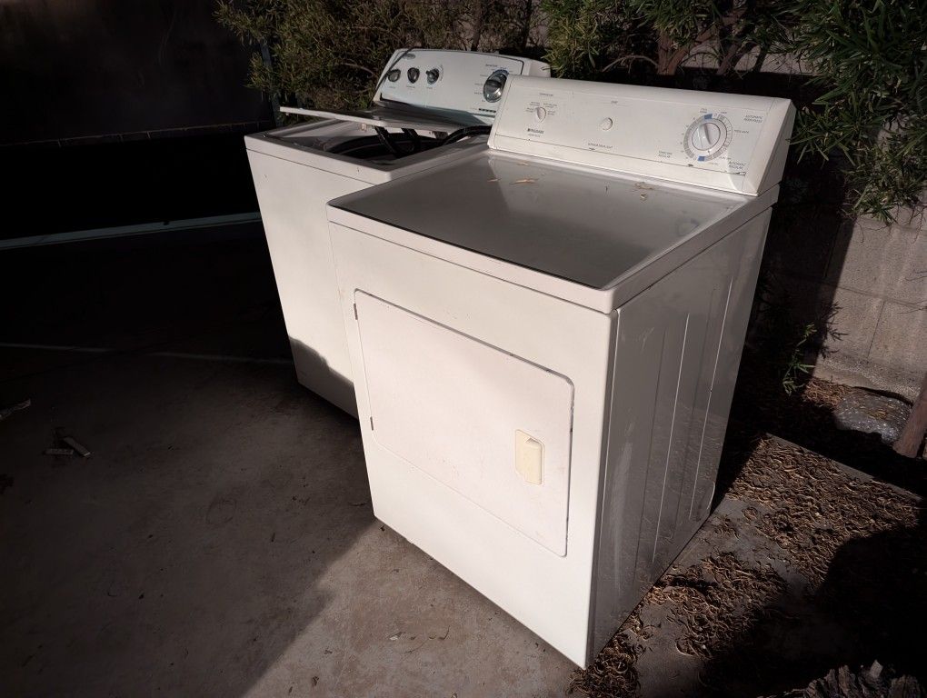 Fridgaire Washer And Dryer.