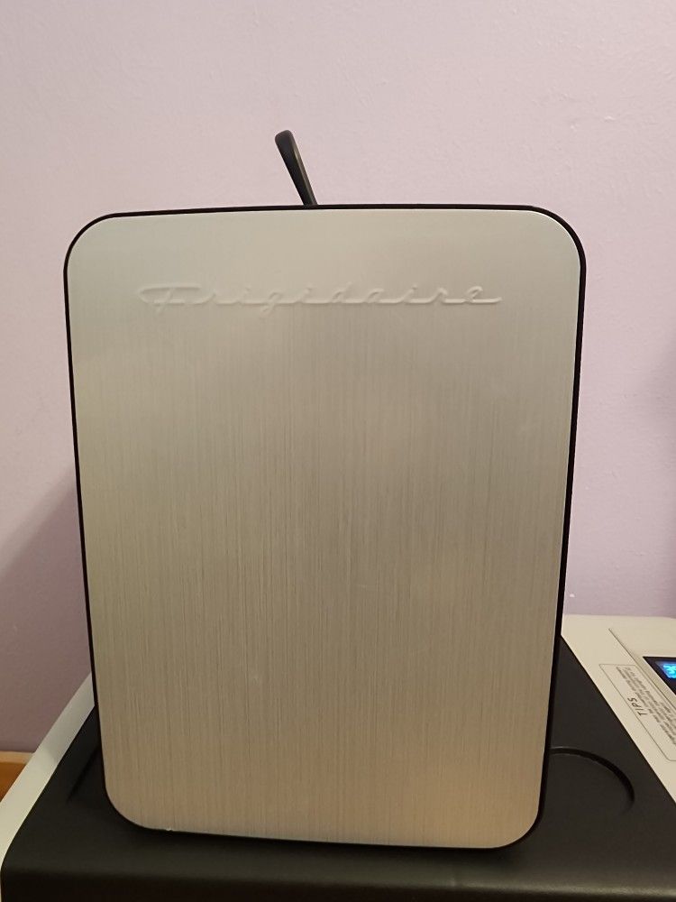 TRUCK DRIVER/ OFFICE FRIGIDAIRE MINI FRIDGE COOLER