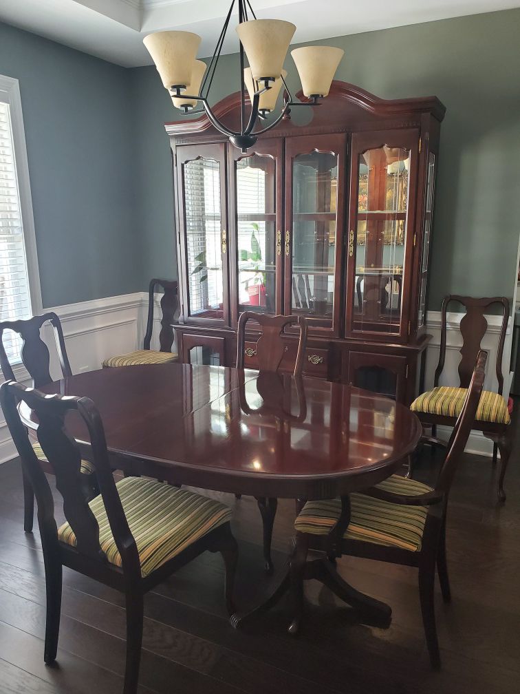 Traditional Dining Room Set