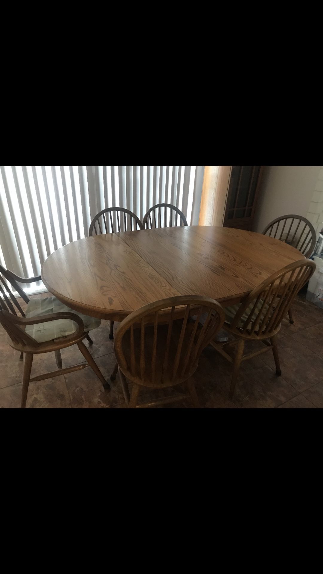 Beautiful antique dining table& (6) chairs $$80