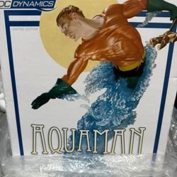 Aquaman statue DC Dynamics