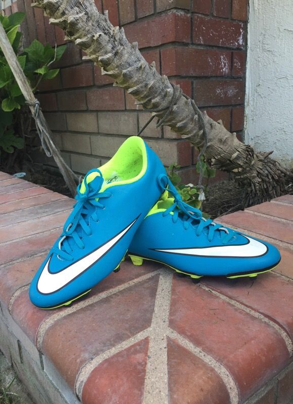 Nike Women Soccer Cleats Size 9