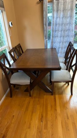 Like new Lathan 7-piece Dining Table Set
