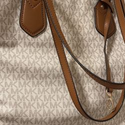 New Micheal Kors Purse
