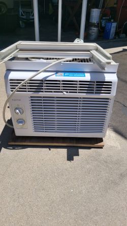 5000 btu window air conditioner blow icy cold, $68 use only last summer