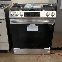 NEW OPEN BOX SAMSUNG GAS SLIDE IN STOVE 30”