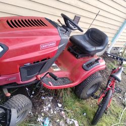 riding lawn mower / tractor