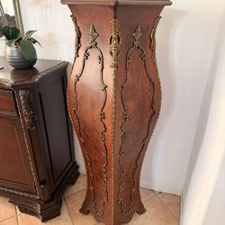 Elegant Antique-Style Wood Pedestal Stand – 52” Tall – Brass Details