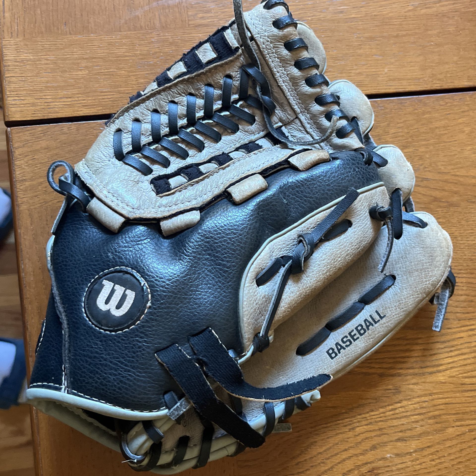 Youth wilson baseball glove   used A360 11in 