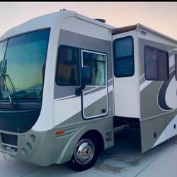 Stunning 2006 32’ Fleetwood Southwind 