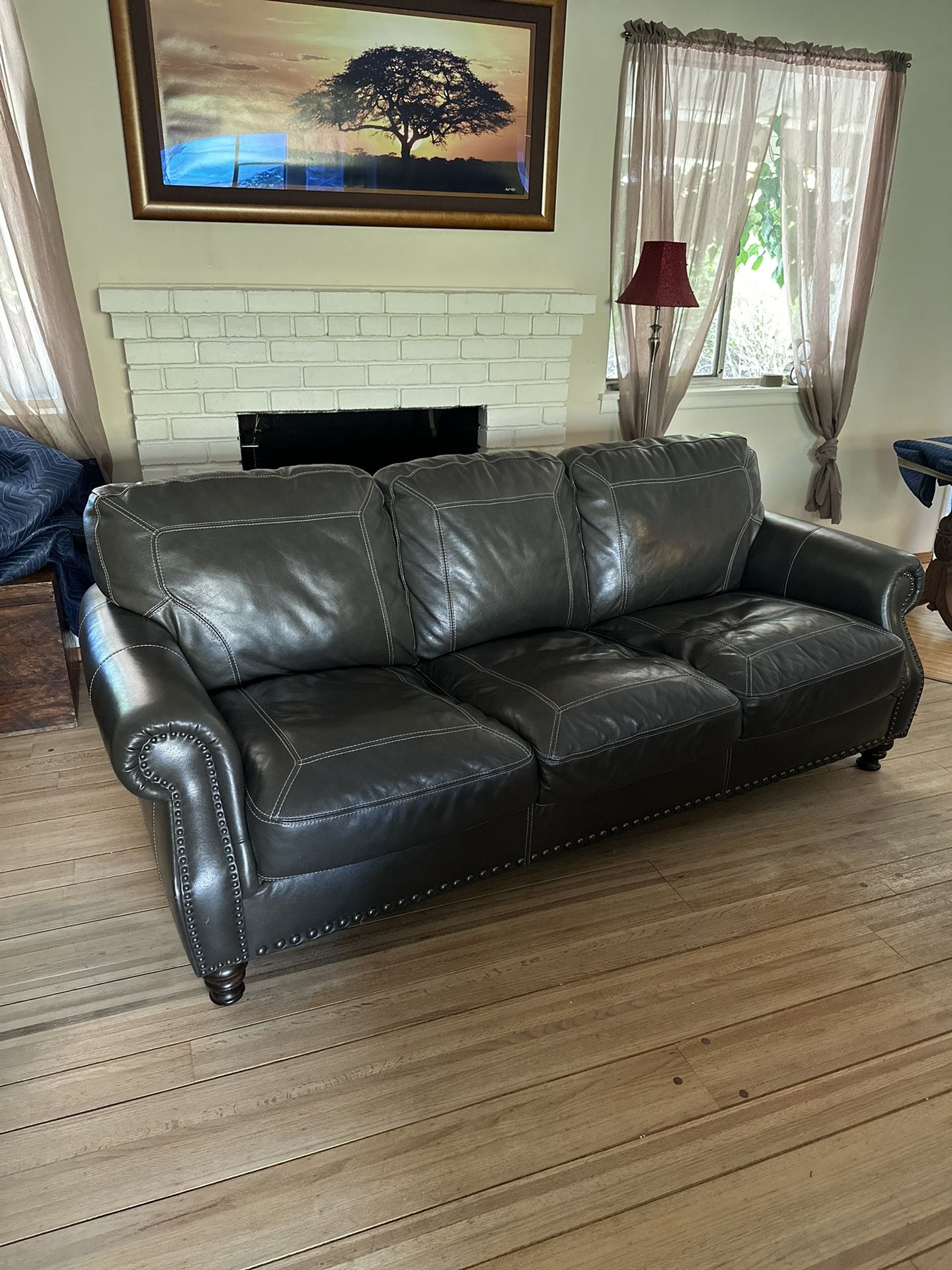 Two Leather Couches In Good Condition