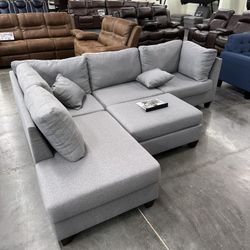 3pc Reversible Sectional Sofa Set W/ Ottoman Reversible Sectional Set W/ Ottoman Color: Gray Sectional Bran new in a box Bonito seccional de 3 Pie
