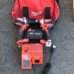 MILWAUKEE COMBO DRILL HAMMER AND IMPACT WITH ONE BATTERY XC 4.0 AND CHARGER WITH BACKPACK BRAND NEW 