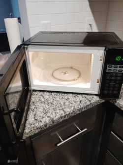 Clean Working Microwave