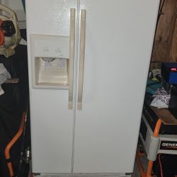 KENMORE COLDSPOT REFRIGERATOR IN PERFECT WORKING CONDITION. 