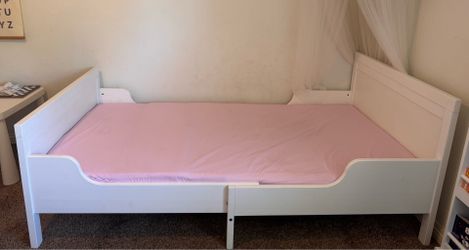 Kids bed adjustable 2 size without mattress