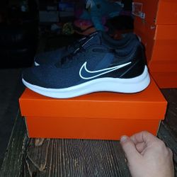 NIKE STAR RUNNER 3 BRAND NEW 6.5 YOUTH