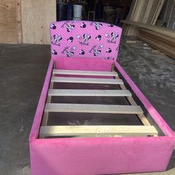 Minnie Mouse girls / toddler pink  bed