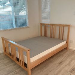 Like New High Quality Solid Wood Queen Size Be Frame With Great Condition 