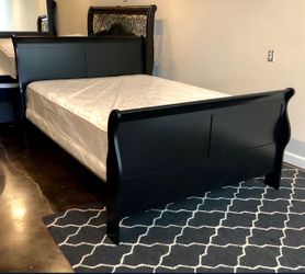 BRAND NEW QUEEN SIZE WOOD SLEIGH BED WITH PLUSH MATTRESS SET (FREE DELIVERY)