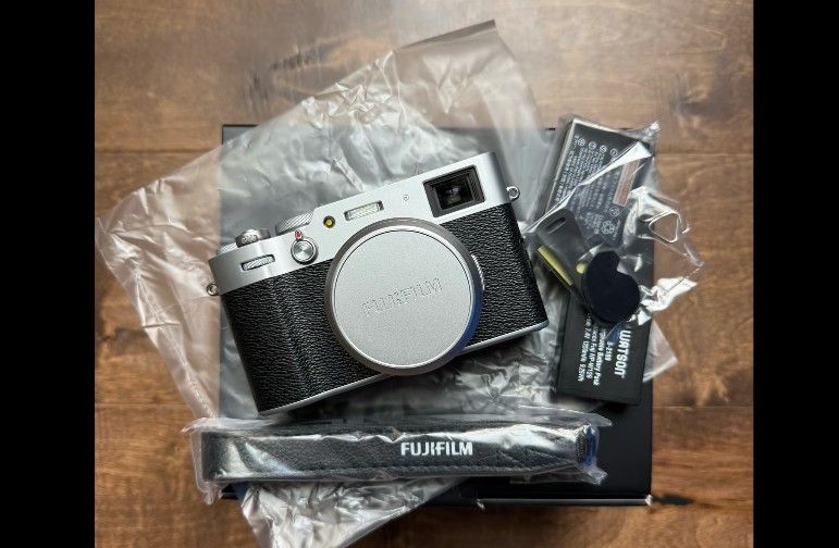 Fujifilm x100v w/ box and accessories *like new*