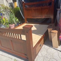 BEAUTIFUL QUEEN BED WITH 6 DRAWERS GOOD WOOD 