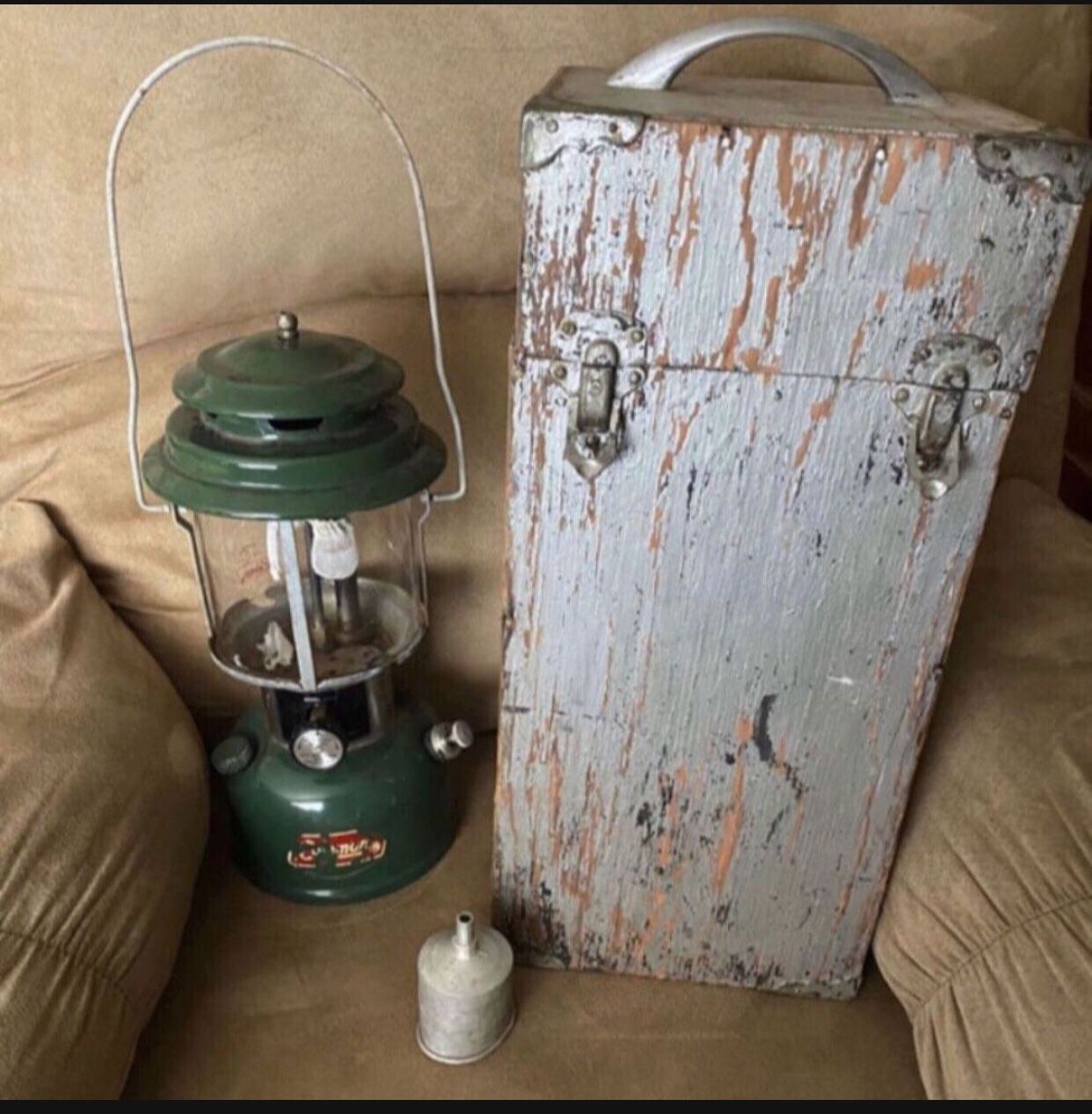 Vintage 1975 COLEMAN Lantern Model 220J & COLEMAN