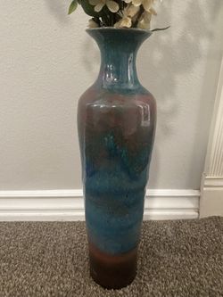 Beautiful Pottery Vase W/Flowers Arrangement