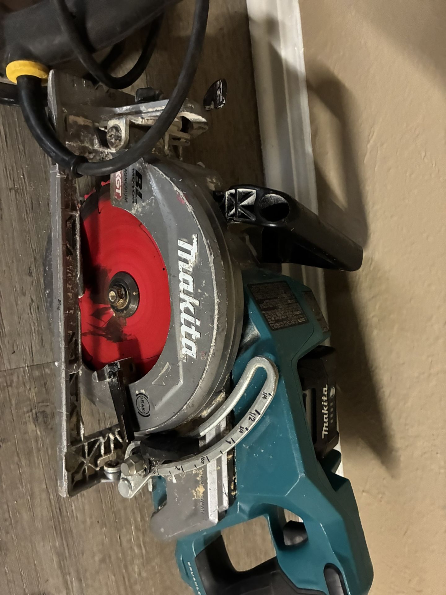makita xgt bl motor gsro1 With Battery /10 Amp Deep Cut Band Saw Kit