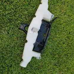 98-02 Windshield Reservoir 