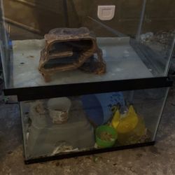 2 10 Gallon Fish Tanks 15$ A Piece
