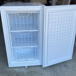 SPT Upright Freezer – 3.0 Cu Ft 