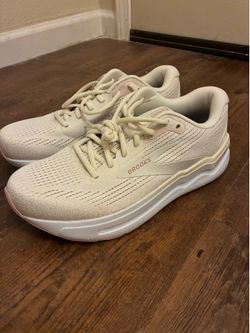 Brooks Women's Ghost Max 2  Shoes size 10.5
