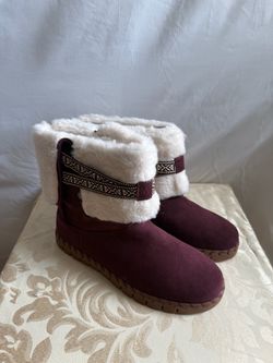 Brand-new MUK LUKS women’s winter boots in Burgundy/Cream, size 11 Medium. These cozy cold-weather boots feature a rich burgundy suede-look exterior,