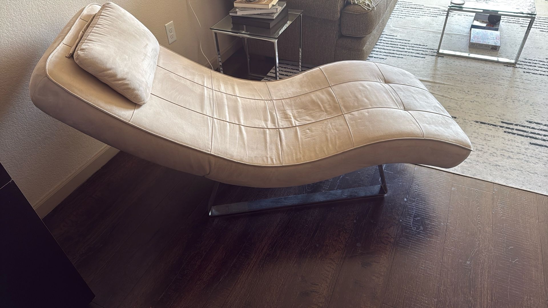Comfortable Chase Lounge Chair