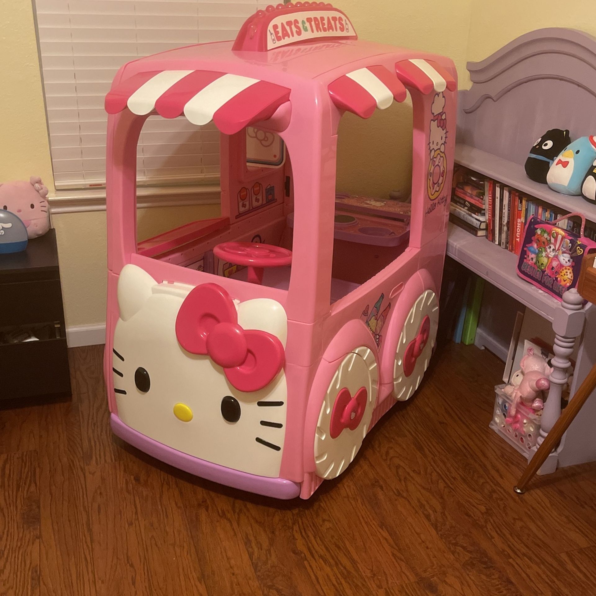 Hello Kitty Food Truck “Eats And Treats” 