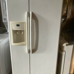 REFRIGERATOR 