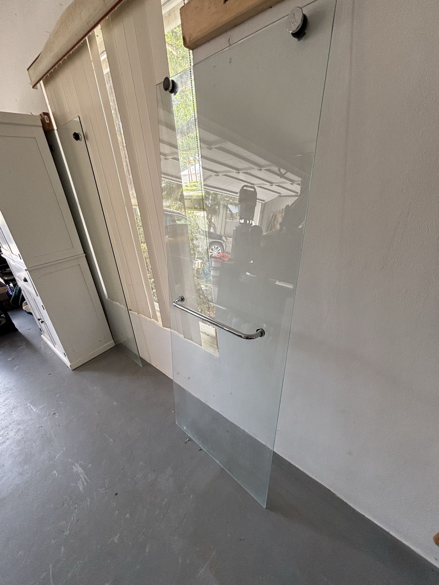 Shower glass sliding doors, no rails, just glass