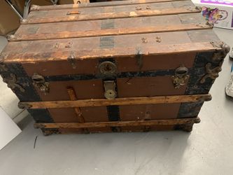 Vintage trunk - complete with drawers and cabinets inside!