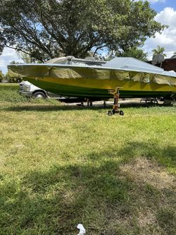 WE PUT BOATS ON STAND / LIFT ENGINE