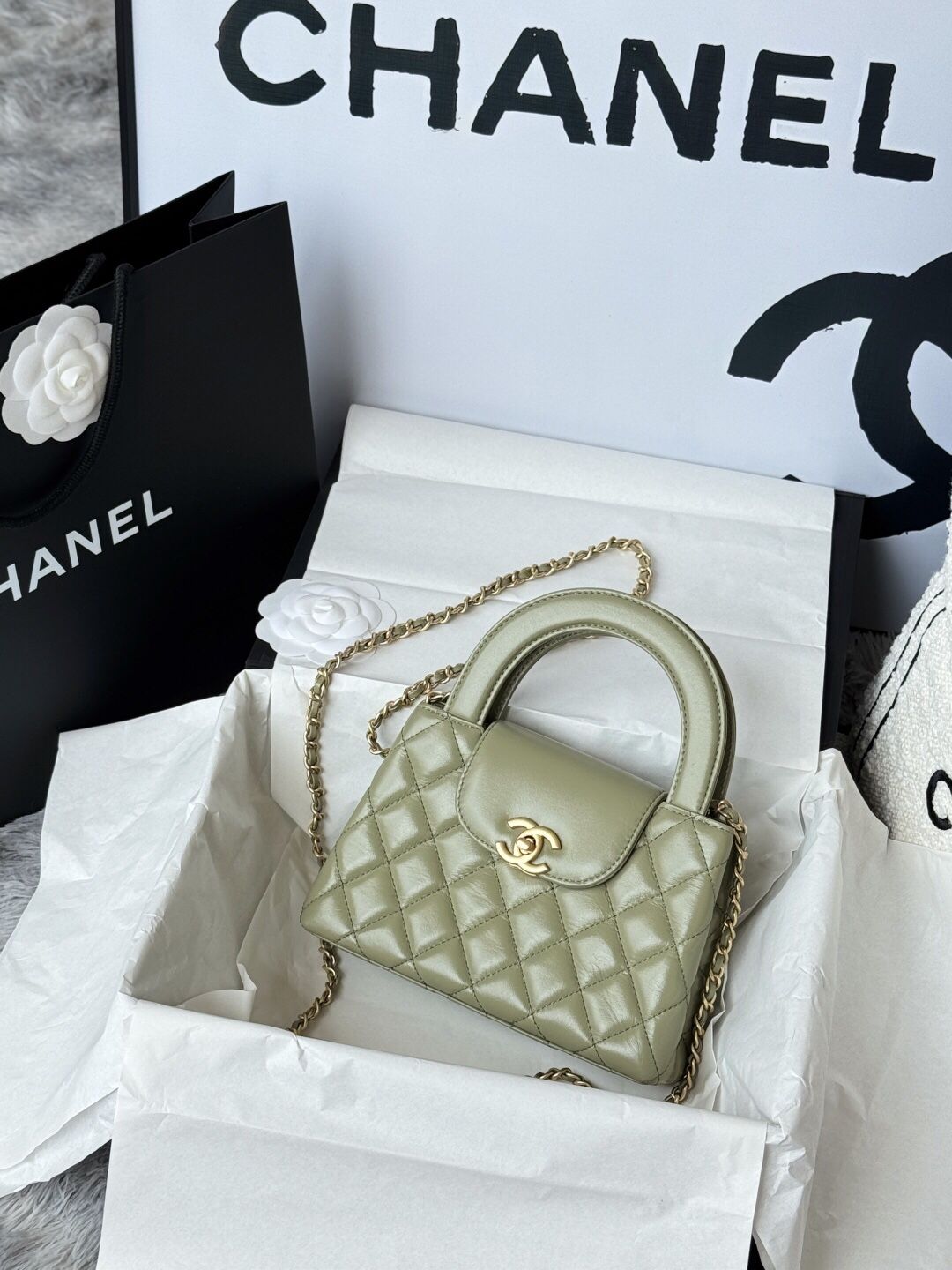 A fashionable and versatile classic women's bag