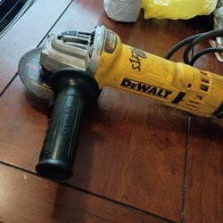 DeWalt Angle Grinder 4-1/2" 11,000 amp -corded With Blade