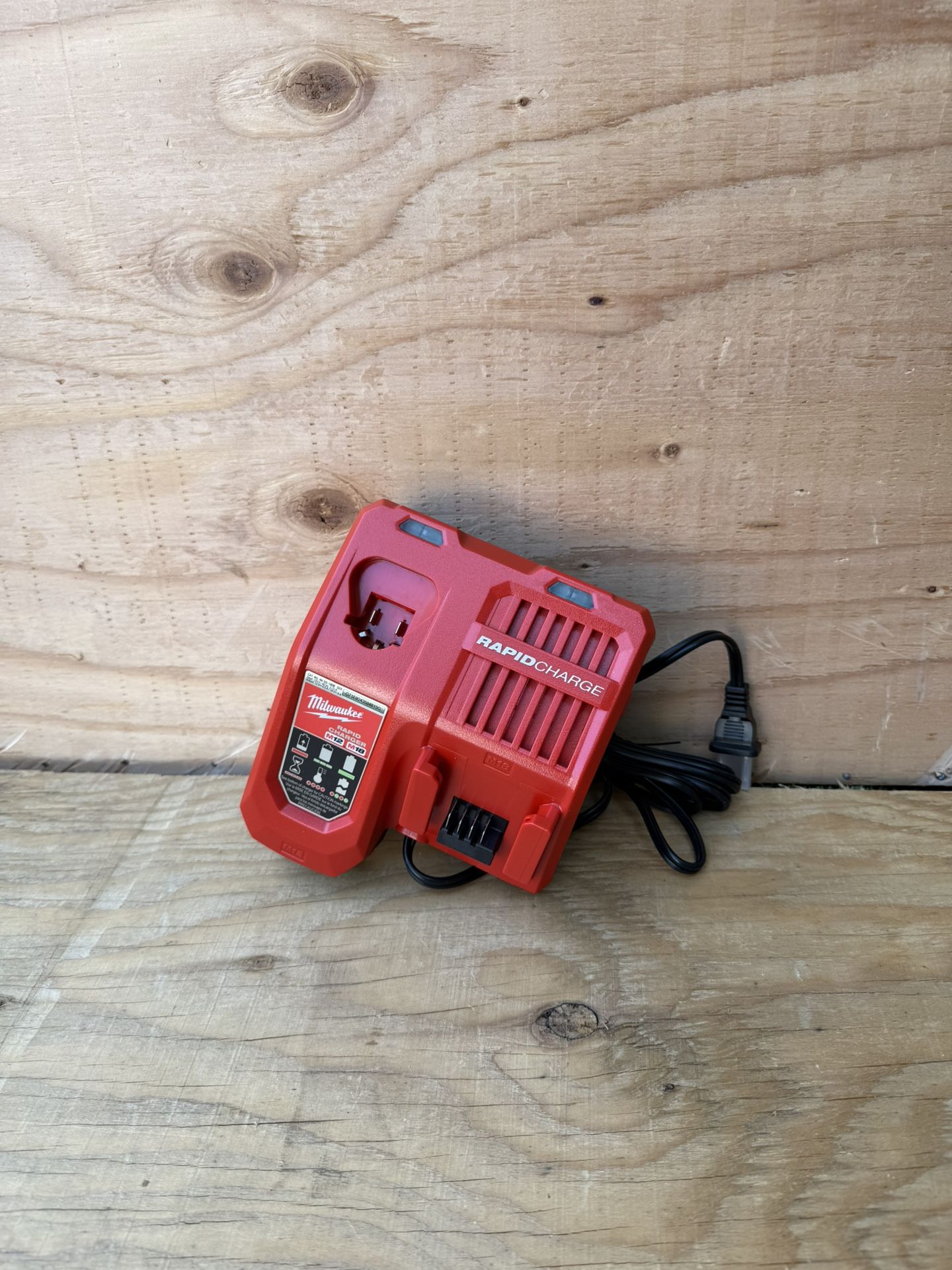 Milwaukee M12 and M18 12-Volt/18-Volt Lithium-Ion Multi-Voltage Rapid Battery Charger