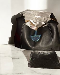 Tote black